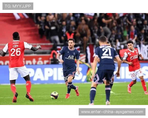 法甲巴黎核心中场传球到位,进攻持续延展：空间被精准打开的战术之美