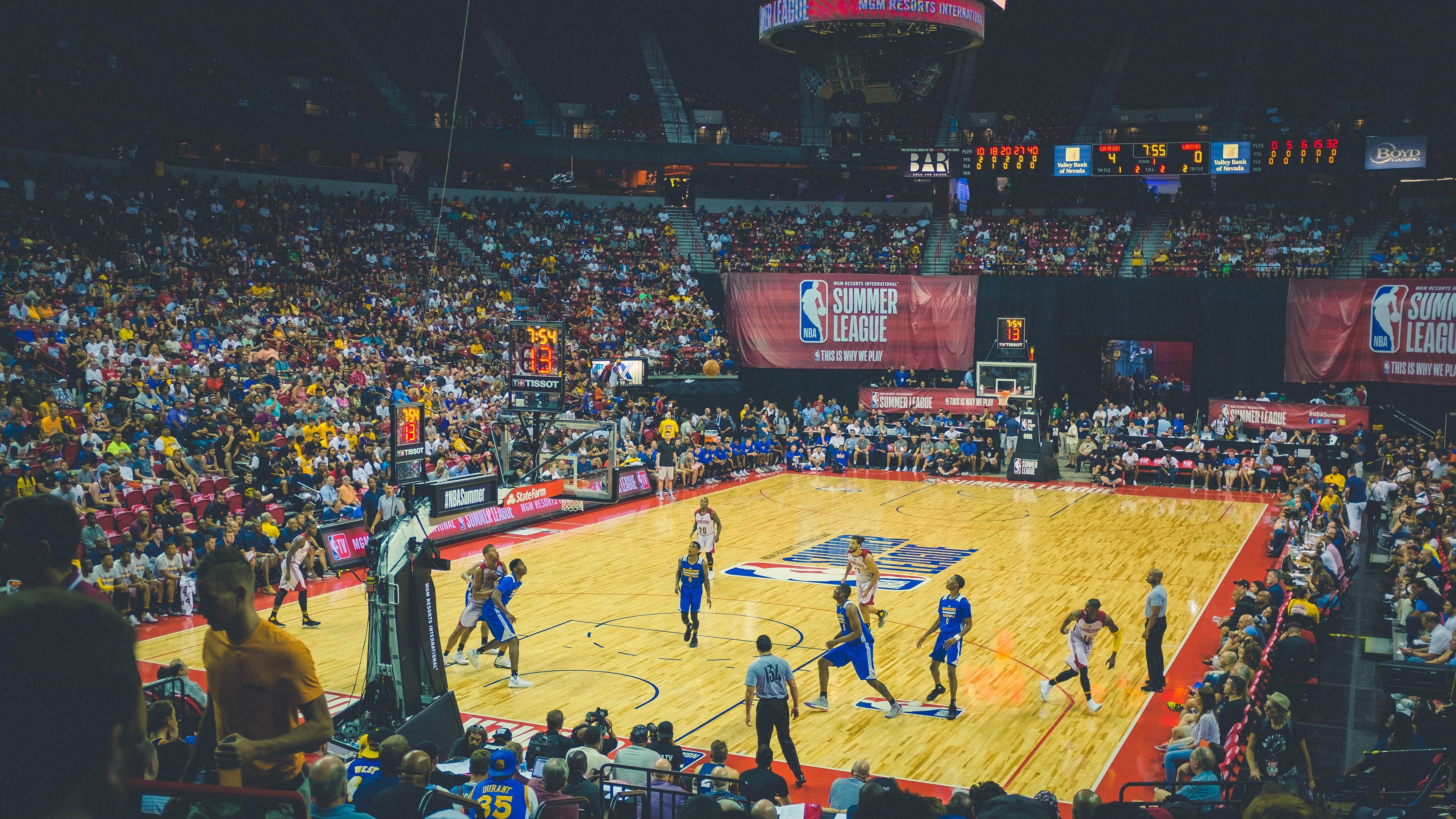 中国篮球运动员海外举办交流赛，经验丰富，中国篮球外籍教练